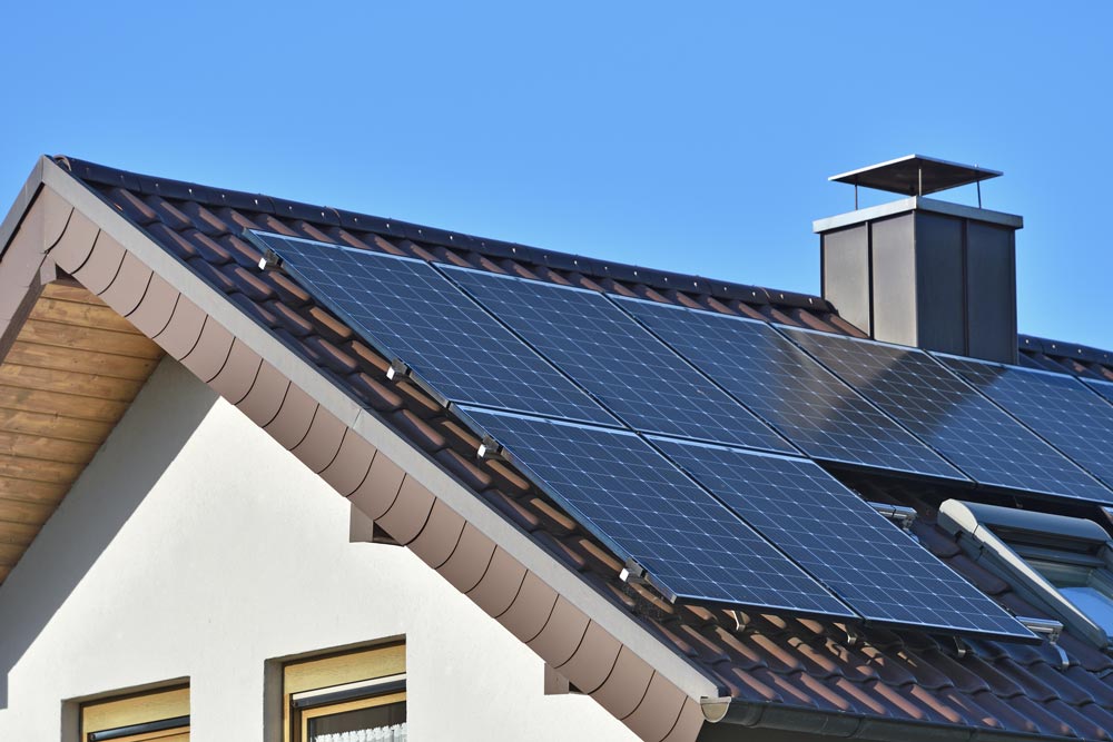 Solceller på taket av ett svenskt hem